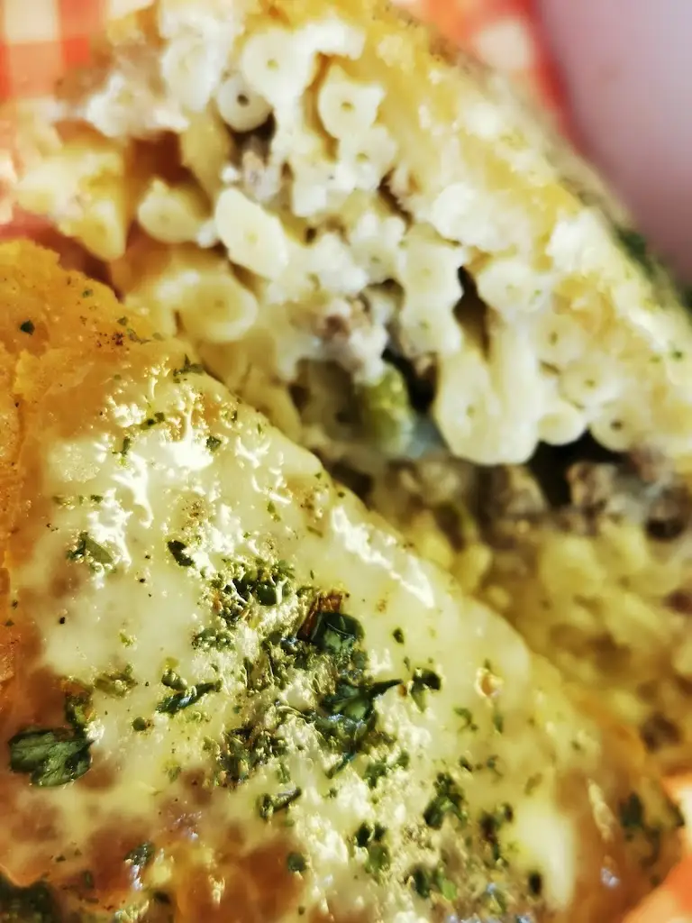 Howard Holden_Cheers Bar & Bistro_Borough of Bury_reseña