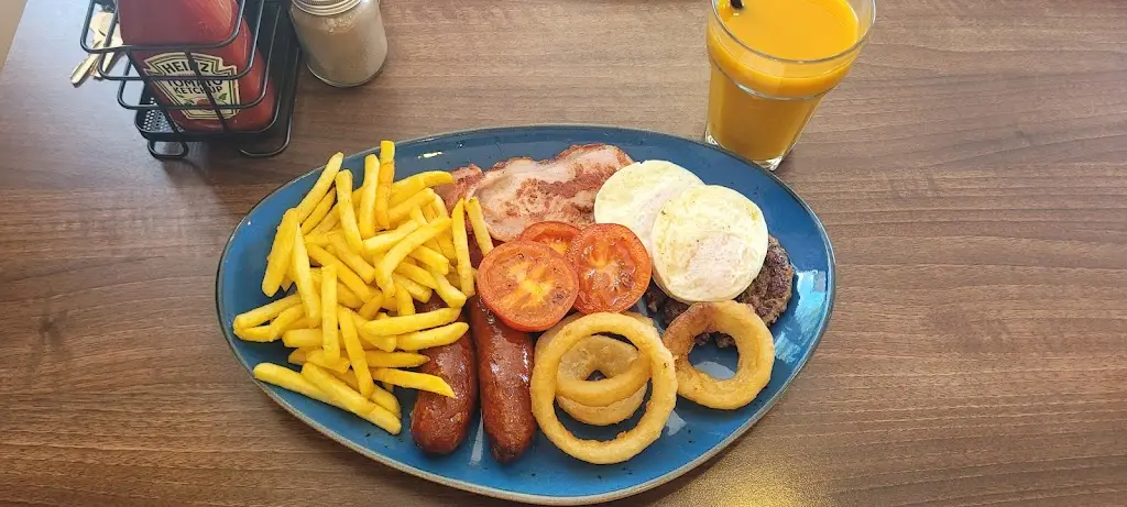 Łukasz Gołub_Bora's Cafe_Bordon_review