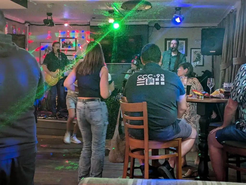 mike gregory_The Royal Oak Hollywater_Bordon_review