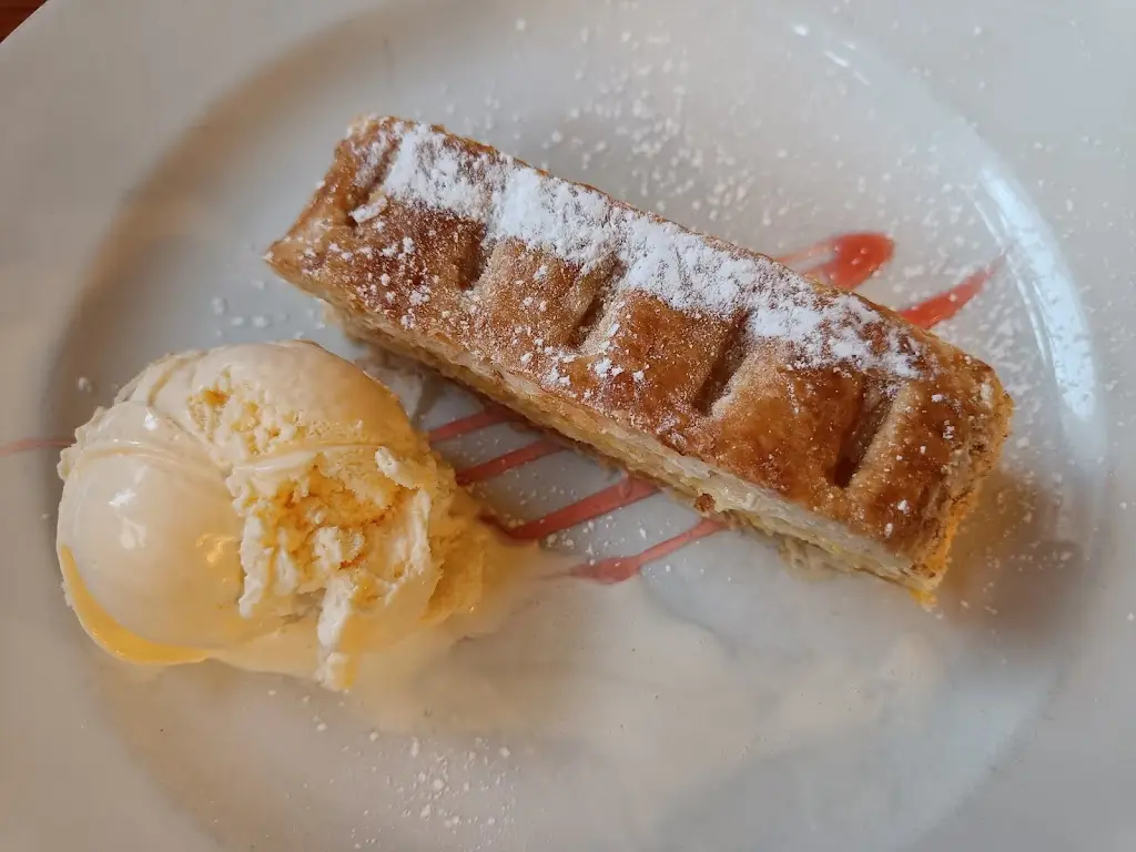 shreya sengupta_Francos_Borough of Wigan_recensione