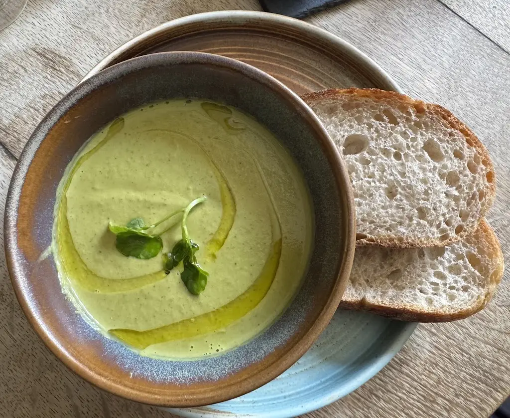 Jeffrey Campeau_The Mousetrap Inn_Bourton_review