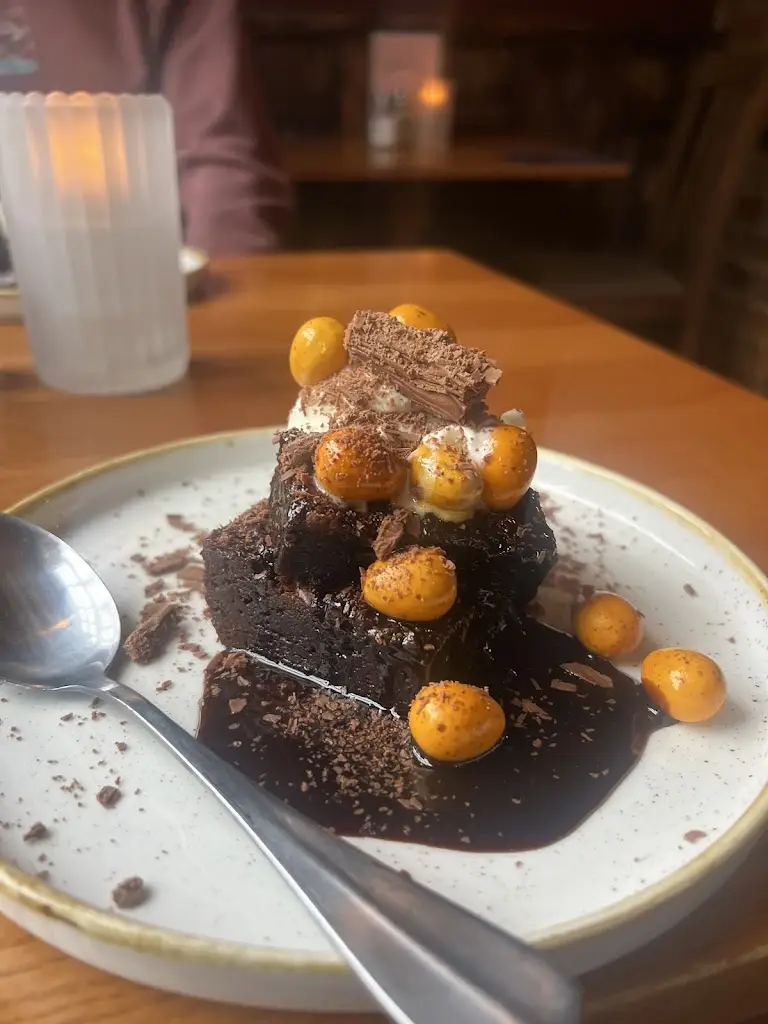 E Sal_White Horse_Bovingdon_review