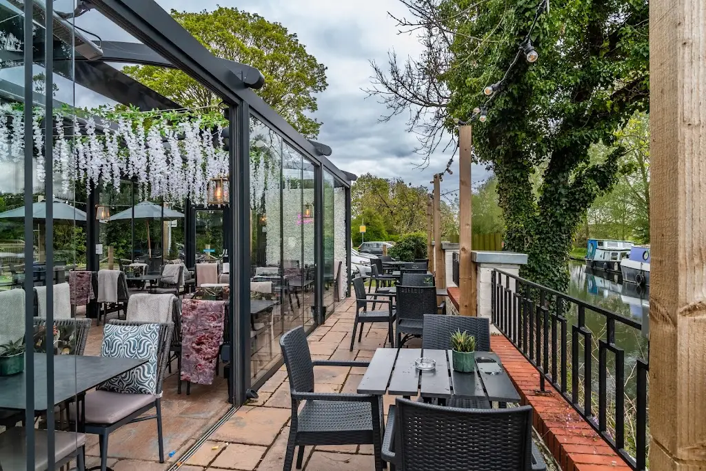 Fishery Inn Boxmoor restaurant in Bovingdon