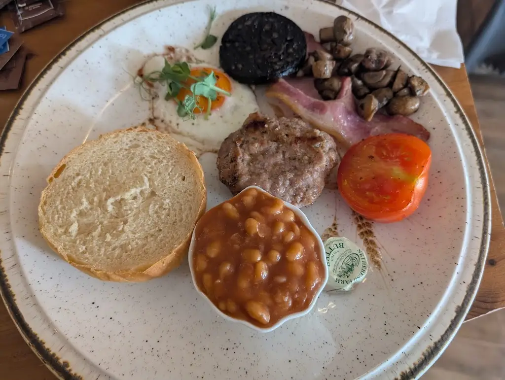 Heather Phipps_La Reine_Bourton on the Water_review