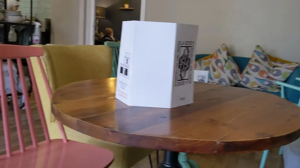 La Reine_Bourton on the Water_slider_image_2