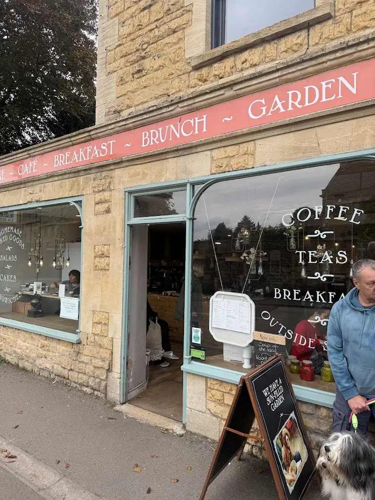 La Reine_Bourton on the Water_slider_image_3