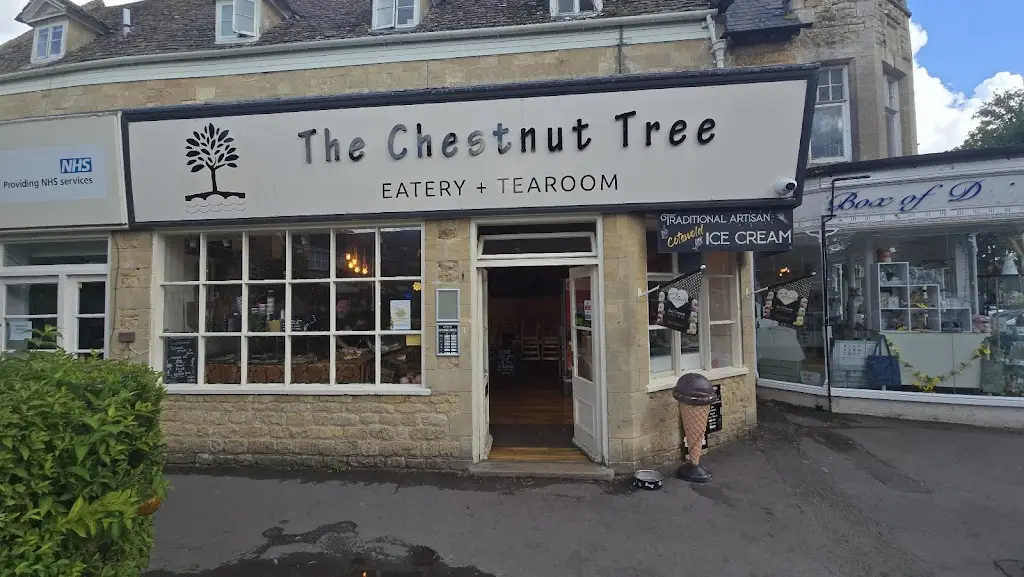 John Chong_The Chestnut Tree_Bourton on the Water_recensione