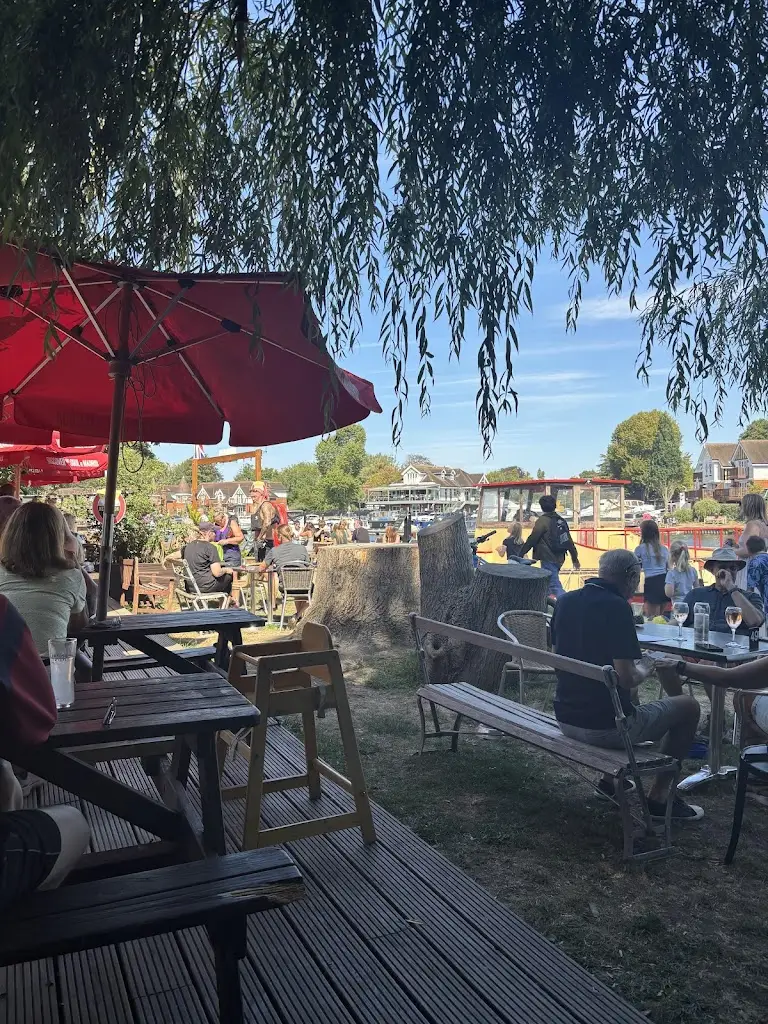 Holly WB_The Bounty_Bourne End_review