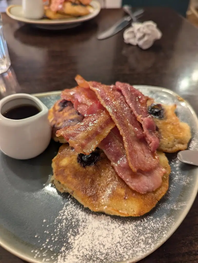 Naomi Brookes_Wild Heart Café_Bourne_review