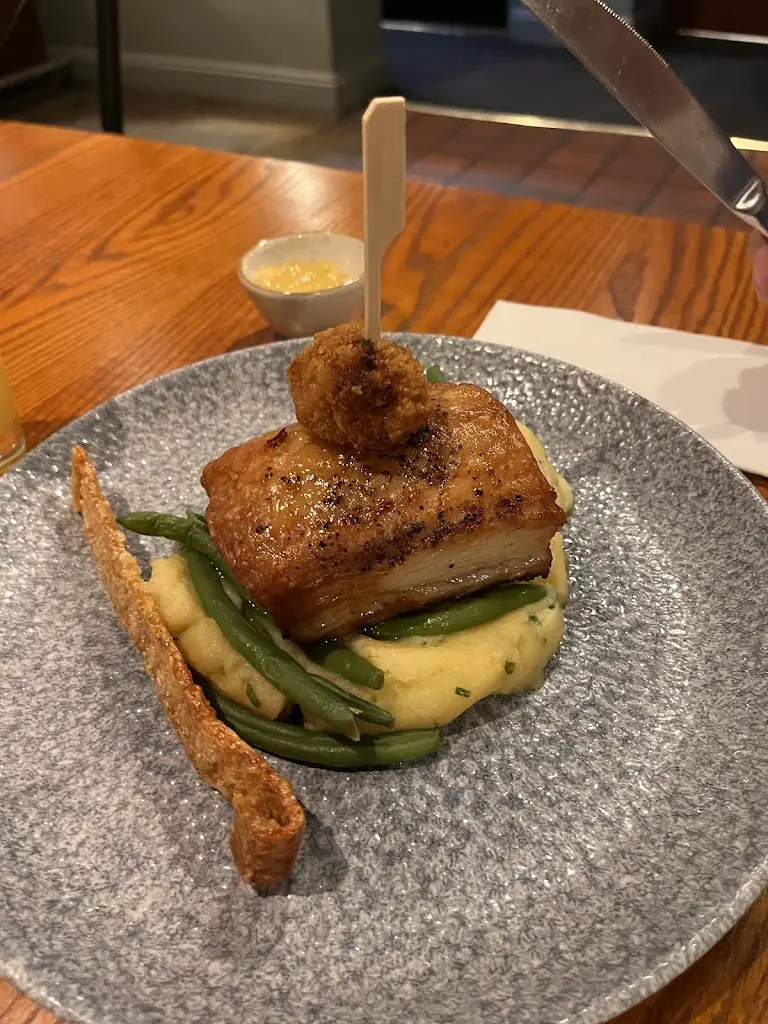 Jo P_The Golden Retriever_Bracknell_review