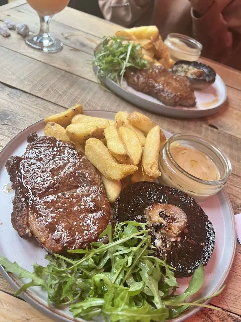 Simberly Gomes_Pete's Place_Brackley_review