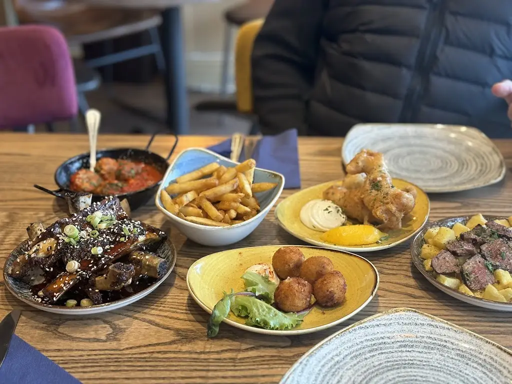 lindsey newton_Trunk Lounge_Bramhall_reseña