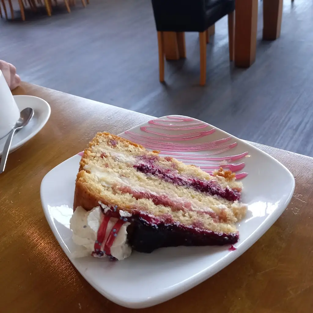 Viv Owen (Vividly Painting)_The Chocolate Strawberry Cafe Tearoom_Brierfield_review