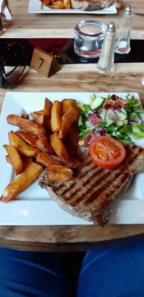 laura hodson_VIP Wine Bar & Grill_Bredbury_recensione