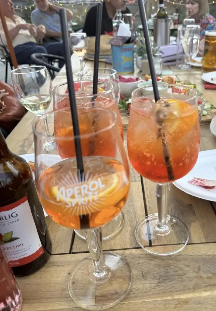 Deborah Hall_The Weir Bar_Brentford_review