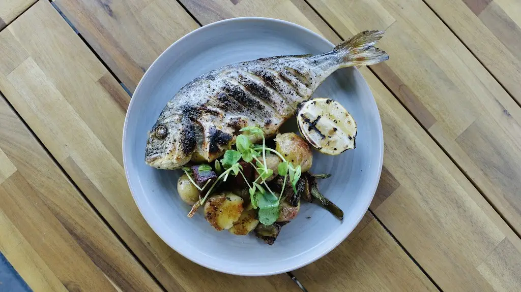 The Weir Bar_Brentford_slider_image_3