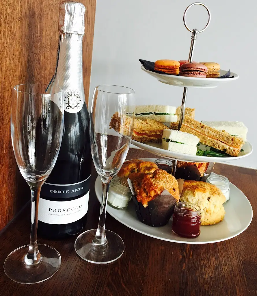 No 1 Harbour Square. eat.drink.relax_Brightlingsea_slider_image_3