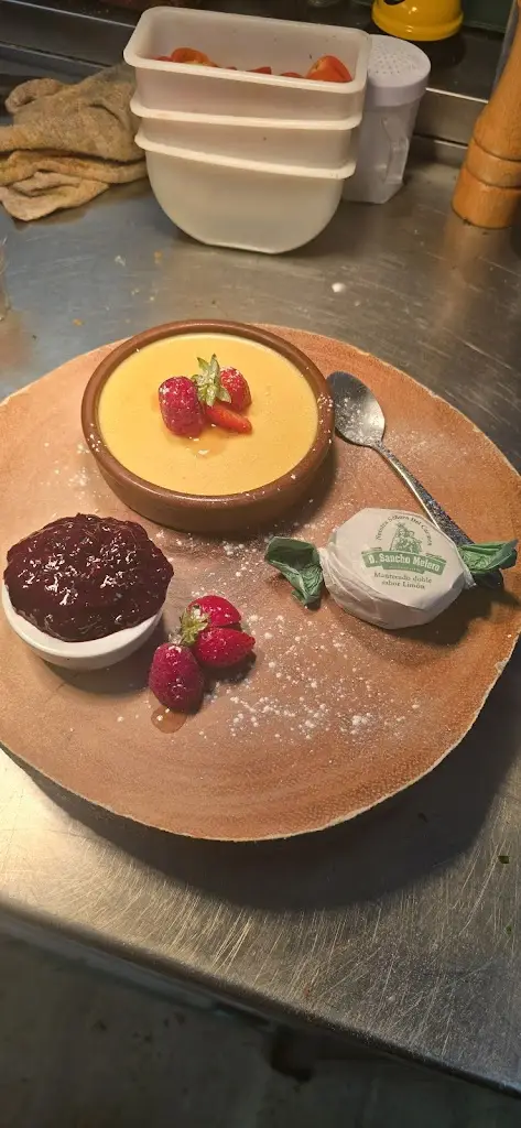 Las Naranjas Sanguinas, Spanish Tapas, Wine, Gin and Cocktail Bar_Brightlingsea_slider_image_3