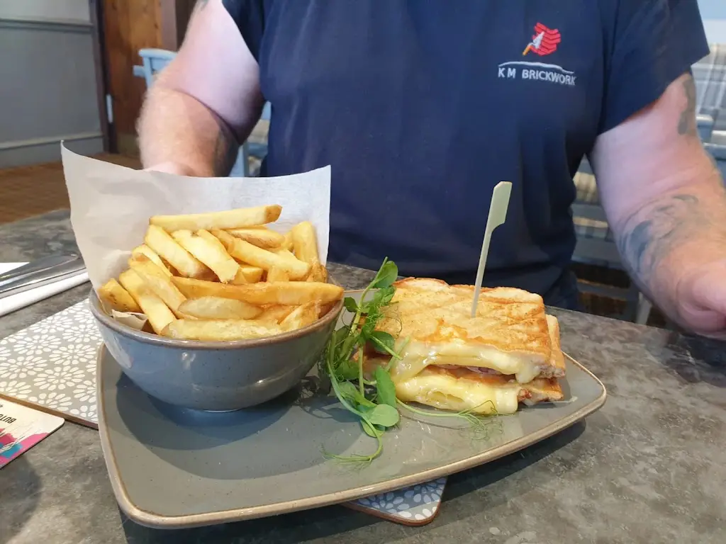 Dawn Welson_Heart In Hand_Broad Blunsdon_review