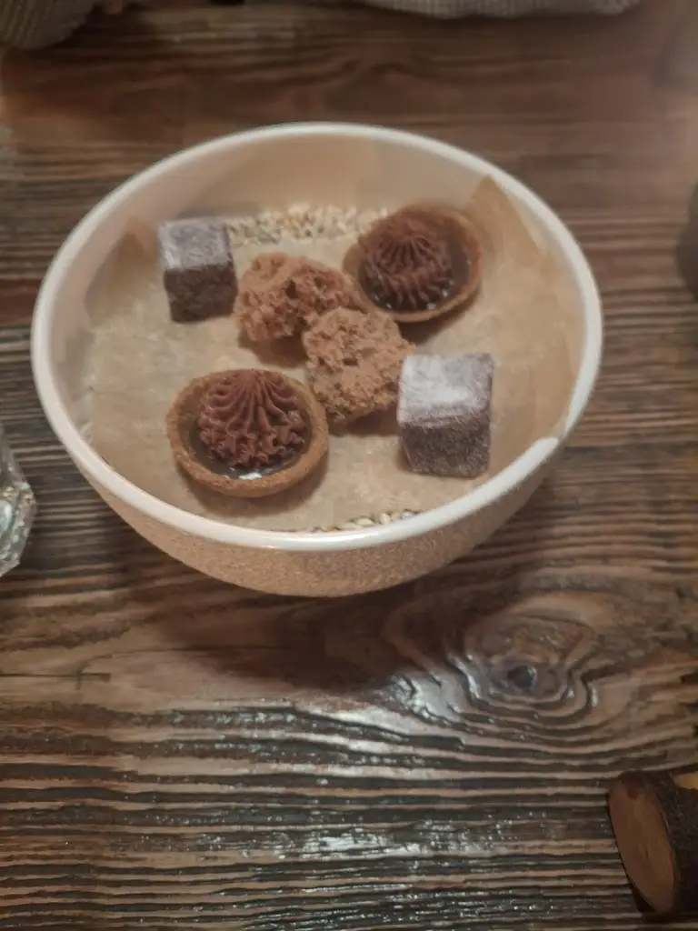 Simone Thomas_Adelina Yard_Bristol_review