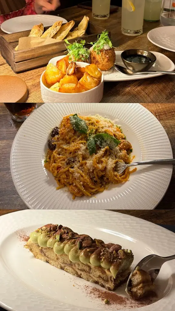 Arooba Sabir_Damo Altrincham_Altrincham_review