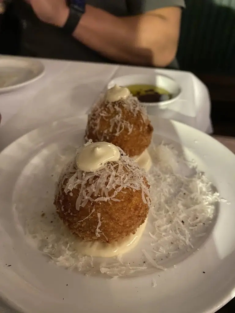 Estela Reckziegel_Bianchis_Briston_review