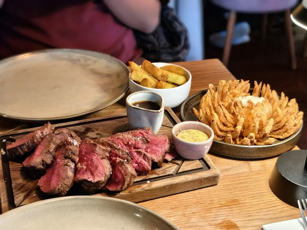 Fionna Lee_Cow & Sow _Briston_review