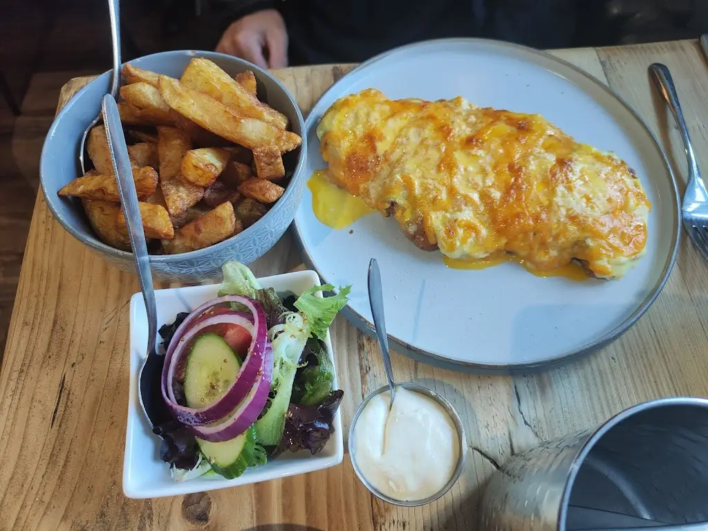 latif gibson_The Queens Arms_Brotton_review