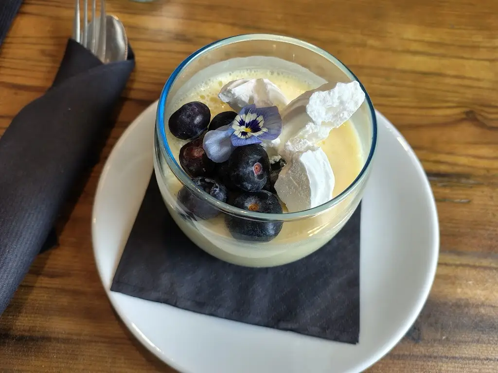 Lesley Perrin_The White Heron_Brundall_review