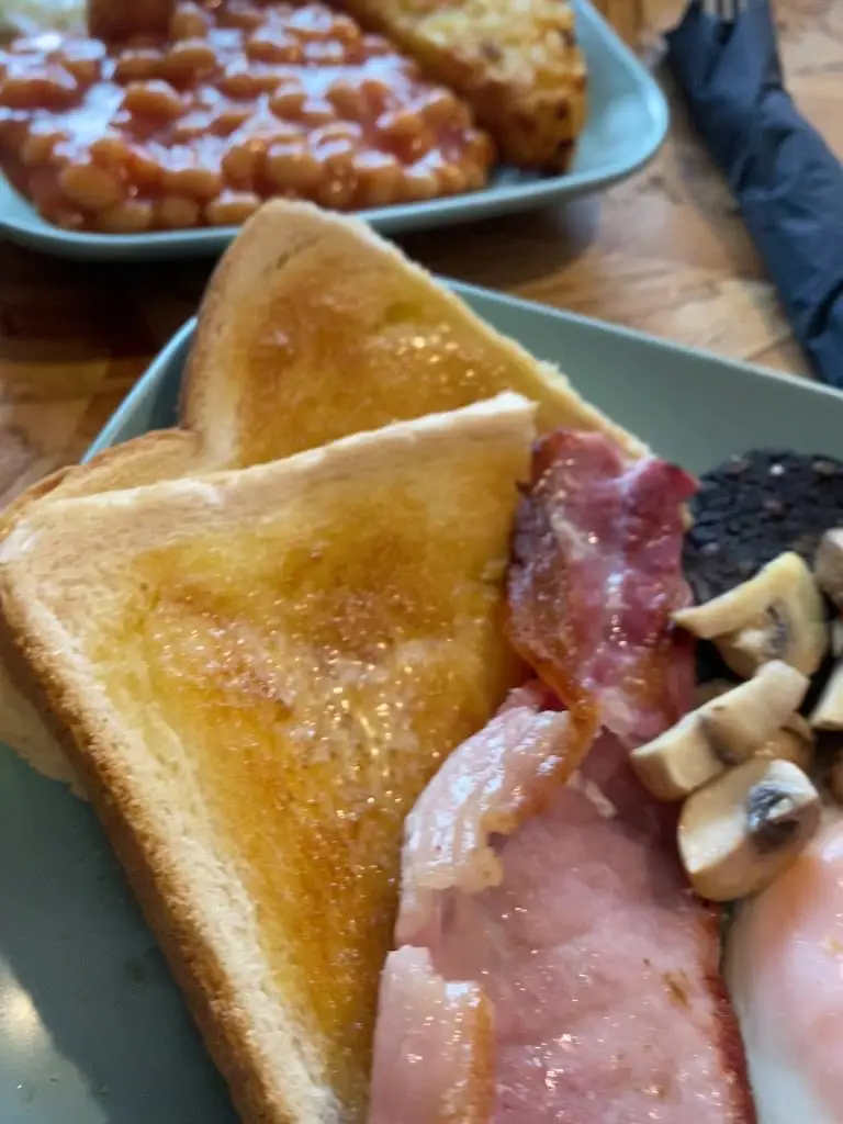 Cheeky cherries Family entertainment_Mikey’s Kitchen_Broseley_recensione