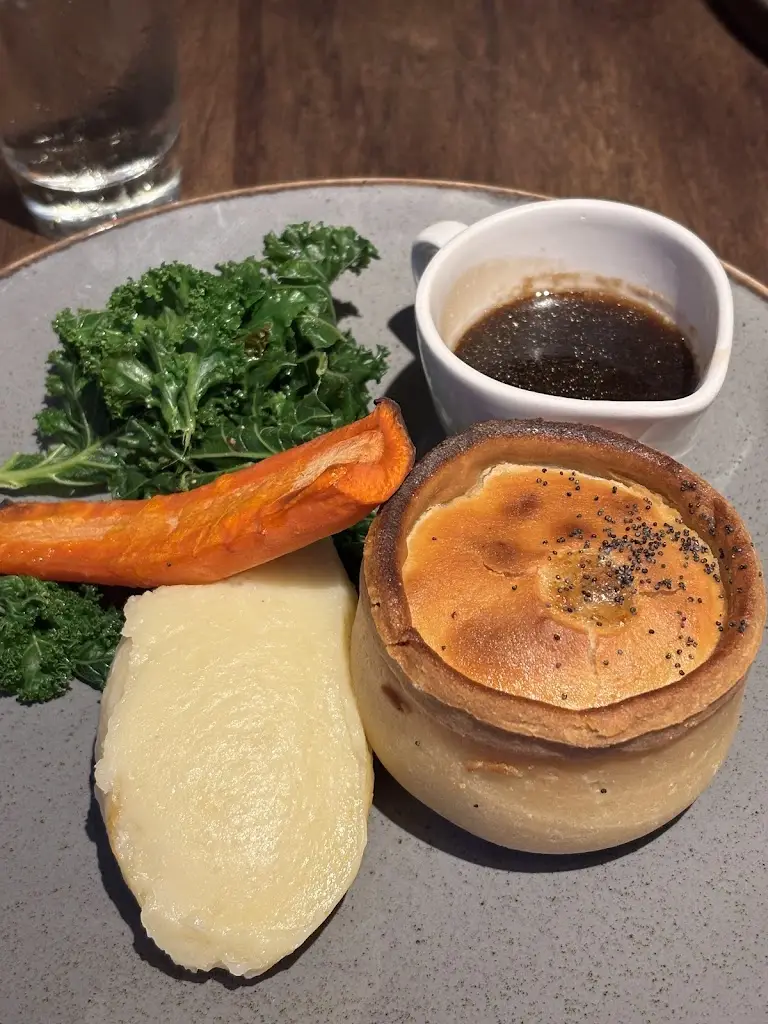 L Morris_White Hart_Broseley_review