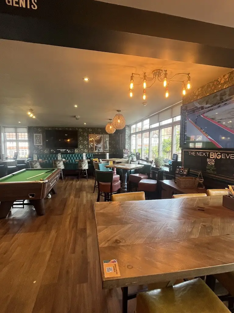 Elton James_Monkhams_Buckhurst Hill_review