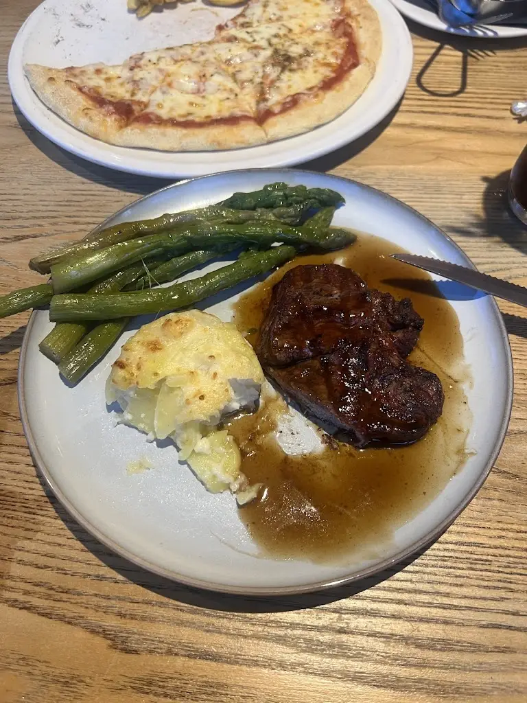 Josh Mercer_Narrow Boat at Weedon, Canalside Pub, Country Kitchen, Rooms_Bugbrooke_review