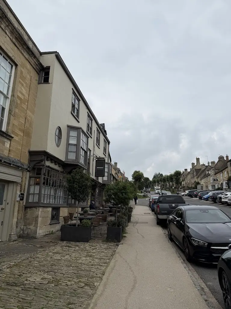 Sulaiman Alkhaldi_Highway Burford_Burford_recensione