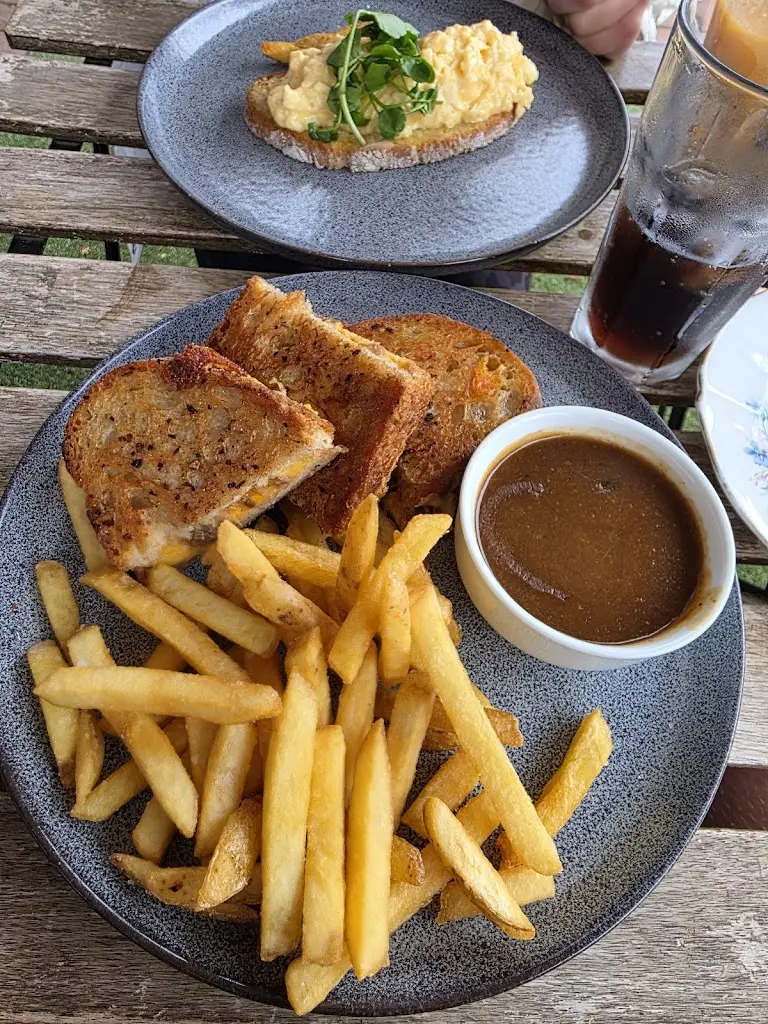 Joshua Benoke_Petek's on the Park_Burgess Hill_review