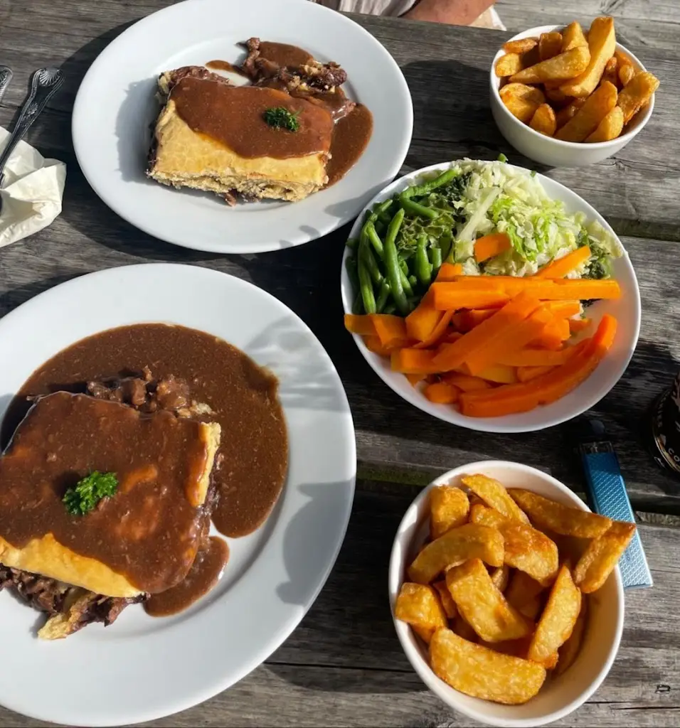 Three Jolly Sailors_Burniston_slider_image_2