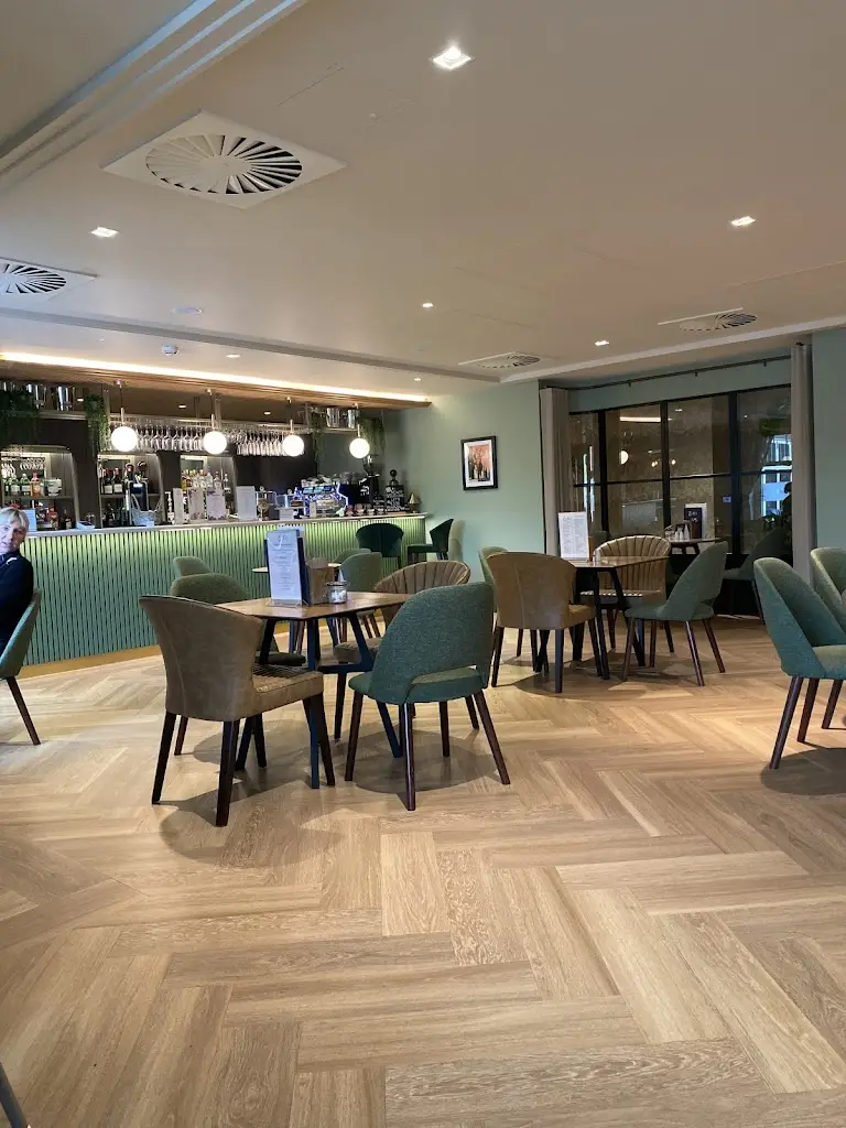 Grace Wu_Bridges Restaurant_Caddington_review