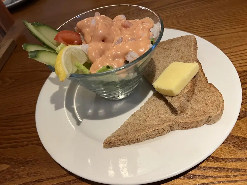 Raul_Horse & Jockey Table Table_Caddington_review