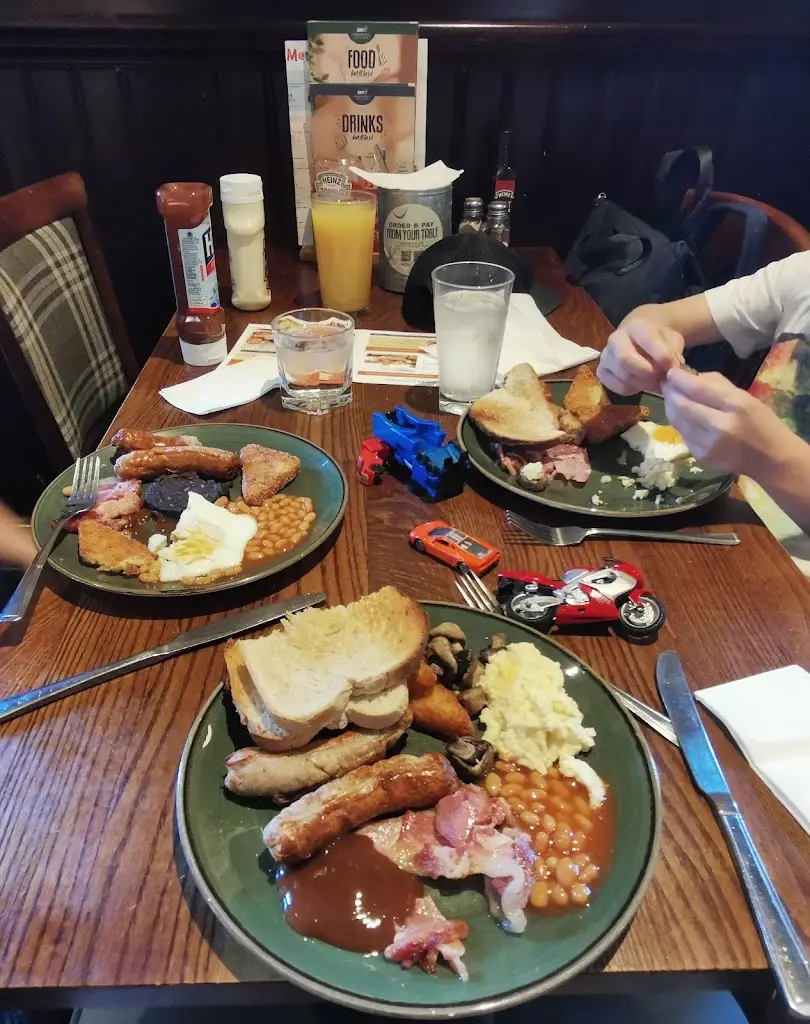 Adam Miller_Chapelford Farm - Farmhouse Inns_Burtonwood_review