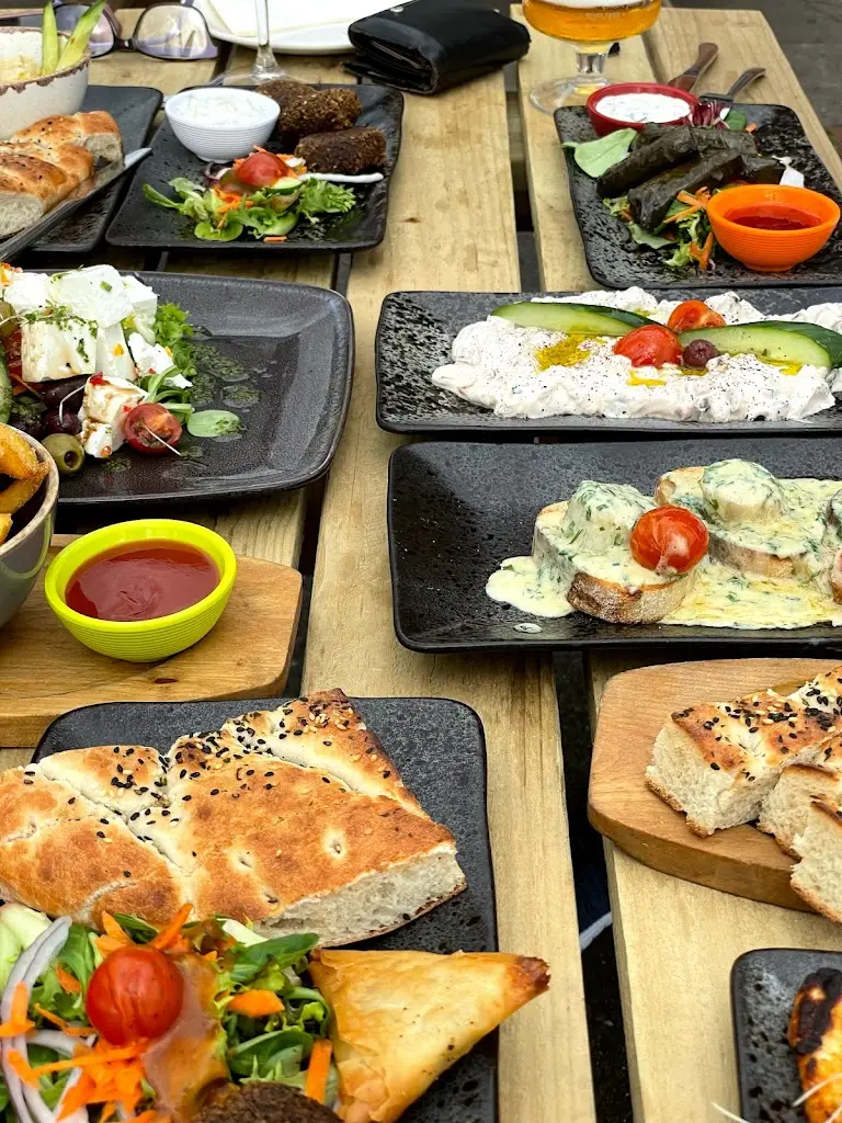 Leo's Bar & Grill_Burtonwood_slider_image_2