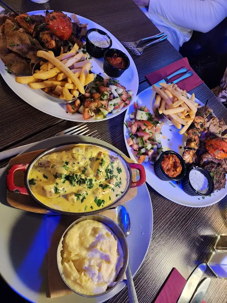 Leo's Bar & Grill_Burtonwood_slider_image_3