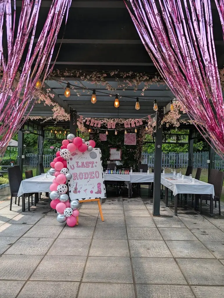 Claire Hands_The Victoria_Alvechurch_review