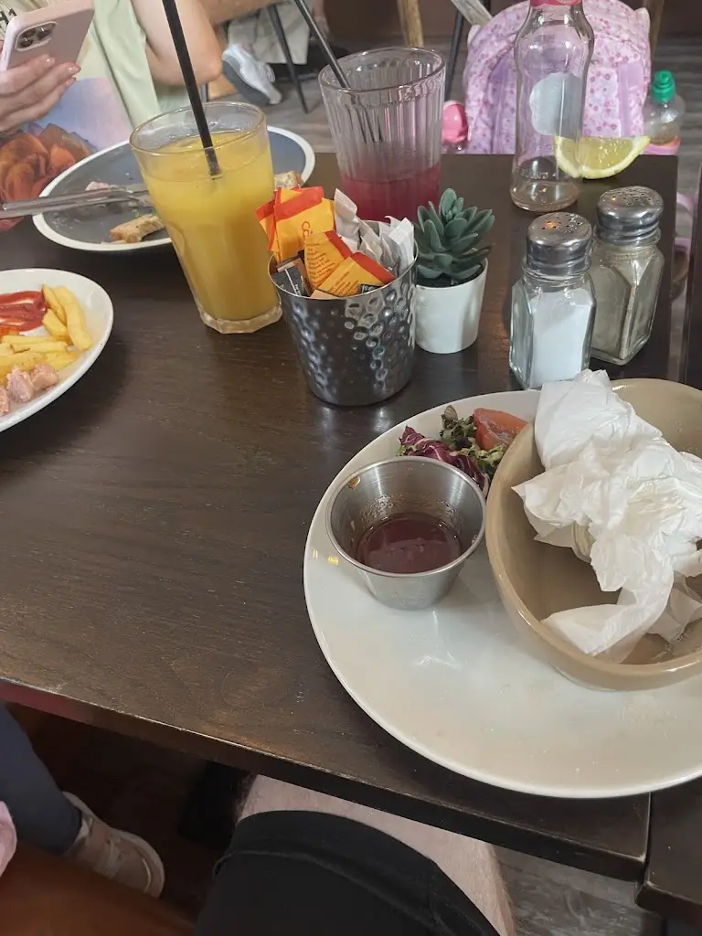 Caimin Roche_Hugo's Cafe Bar_Burscough_review