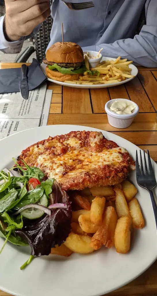 Richard Knight_The Bear_Camberley_review