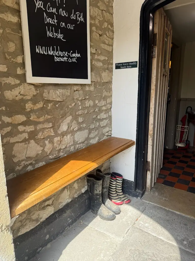 Z. Leleszi McLoughlin_The White Horse Inn_Calne_recensione