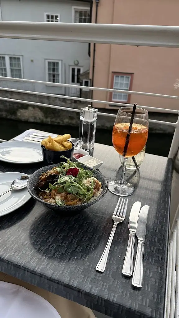 Parasol Wu_Galleria_Cambridge_review