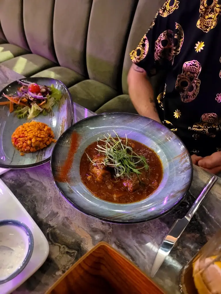 Adam Brown_Izzi_Canvey Island_reseña