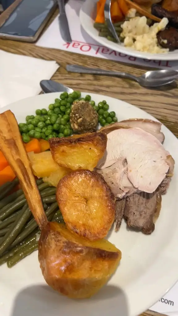 Sebastián Durango-Escobar_The Royal Oak_Capel le Ferne_review