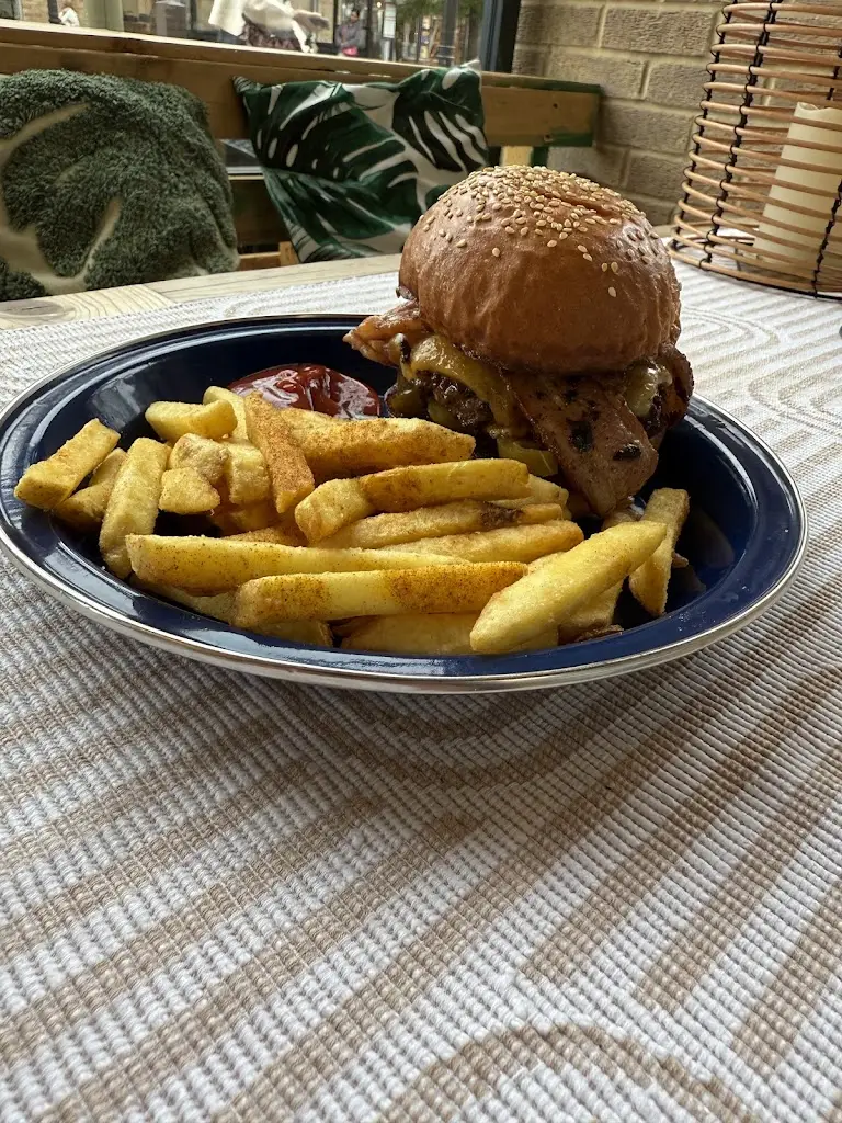 Chris Ryder_Burgers and Brews_Carterton_review