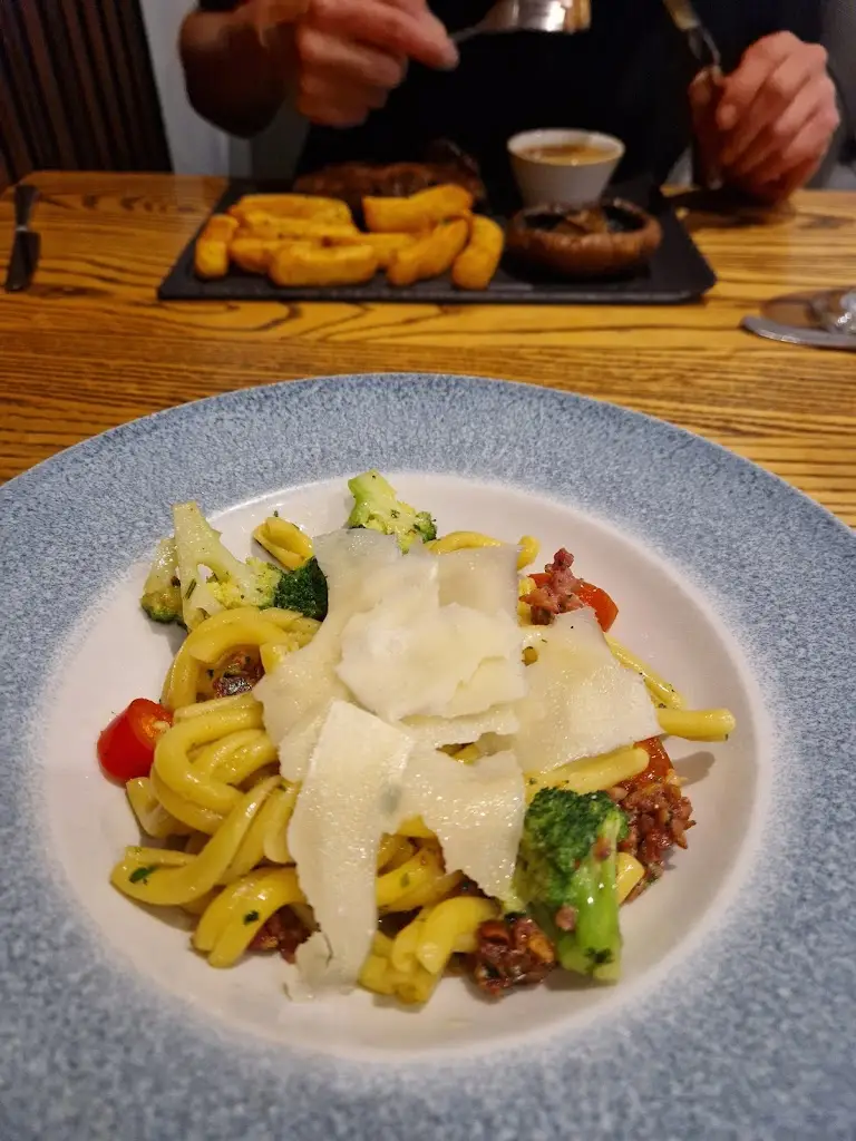 zahrine hassan_La Banca_Carshalton_review